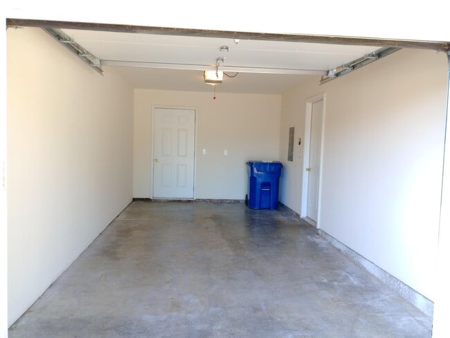 Building Photo - 406 E Liberty Ln