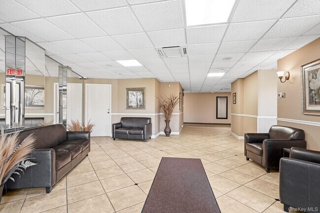 Building Photo - 560 Halstead Ave