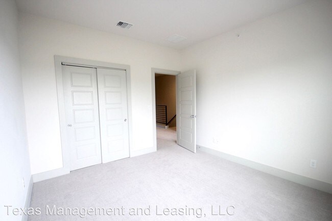 Building Photo - 2101 Town Centre Dr