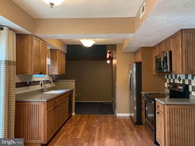Building Photo - 2000 S Woodmill Dr