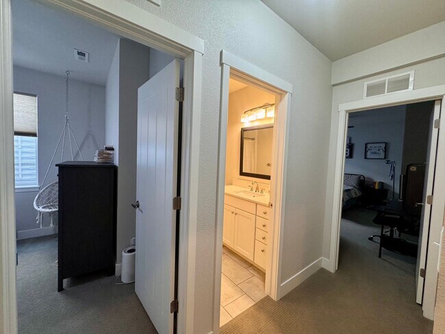 Building Photo - LUXURY 4 Bedroom home in NORTHGATE with Mountain Views