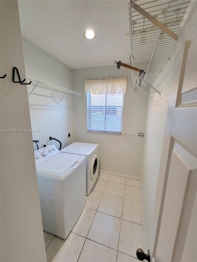 Building Photo - 723 Juniper Ln