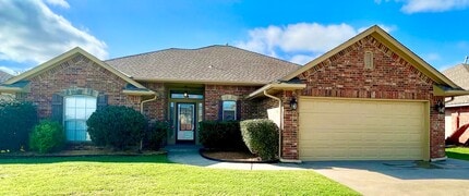 Building Photo - Beautiful Home in Southeast Moore with Storm Shelter!