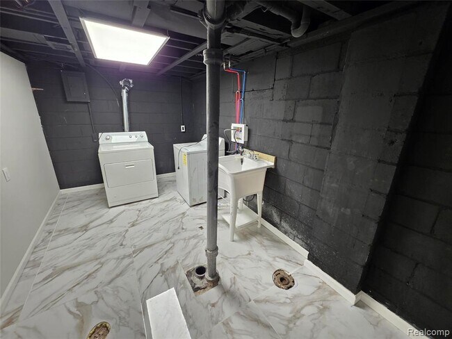 Building Photo - 7249 Silvery Ln