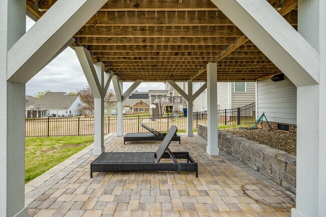 Building Photo - "Spacious 4-Bedroom Retreat with 3 Full Ba...