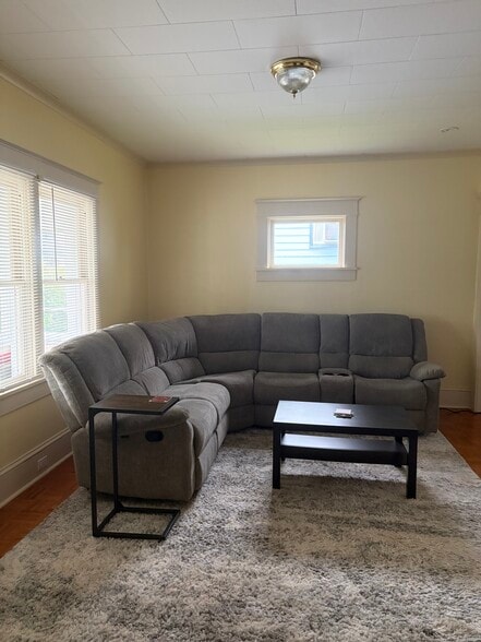 Building Photo - 657 Florence Ave