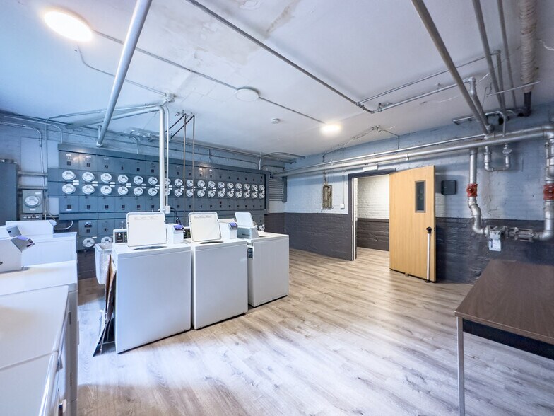 Building Photo - 4856 N Damen Ave