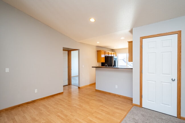 Building Photo - 1890 Goose Lake Cir