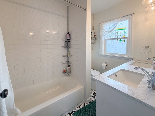 Building Photo - Spacious 2-Bedroom, 3-Bath Home in Spokane with Modern Comforts