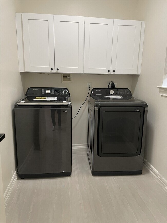 Building Photo - 5622 Lake Pl Dr