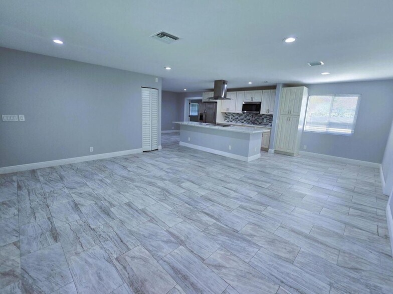 Building Photo - 324 S Chillingworth Dr