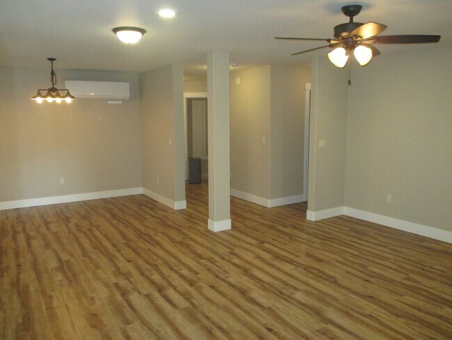 Building Photo - Beautiful Three Bedroom Duplex in South Salem