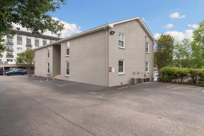 Building Photo - 1808 Edgehill