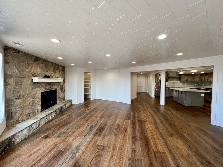 Building Photo - 425 Lakeview Way