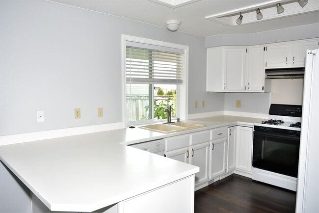 Building Photo - 5706 Crystal Ct SE