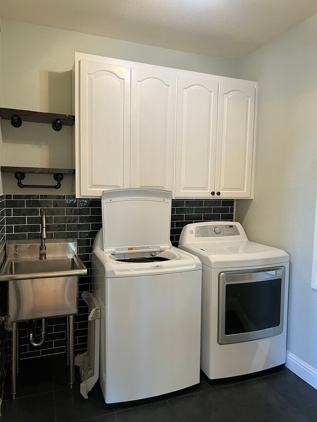 Building Photo - Prospects Heights Charmer 3bd / 2.5ba House