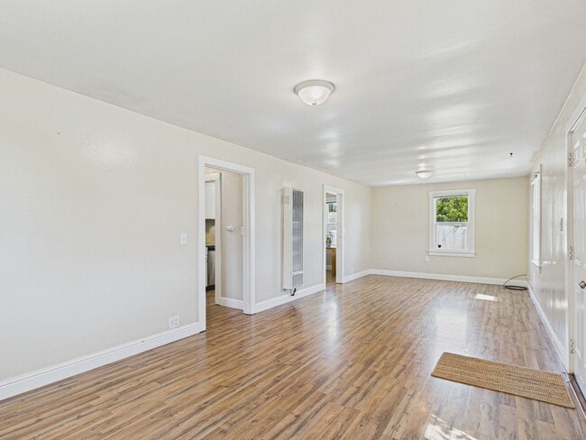 Building Photo - 2 bed 1 bath - Beautiful Outdoor Living