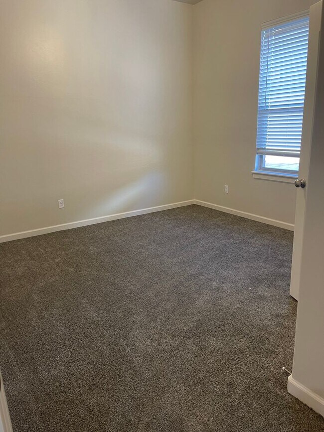 Building Photo - 3 bedroom with 2.5 bath in The Enclave