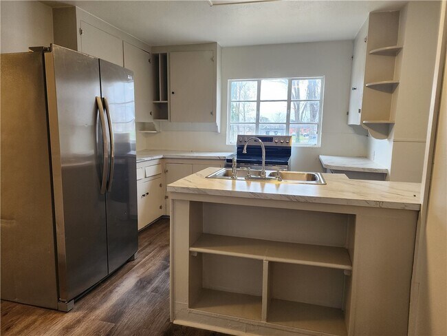 Building Photo - 415 W Poplar St