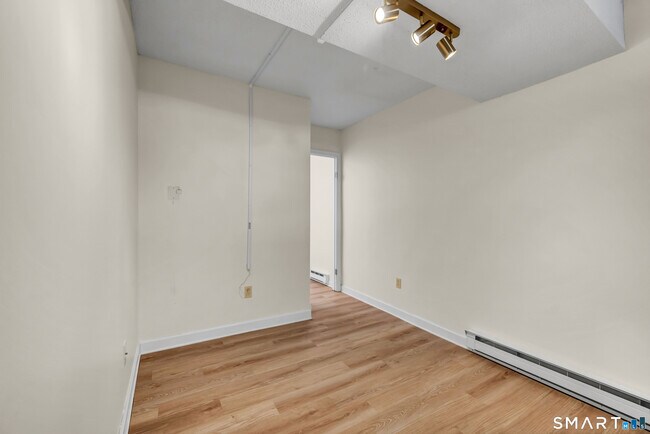 Building Photo - 925 Oronoke Rd