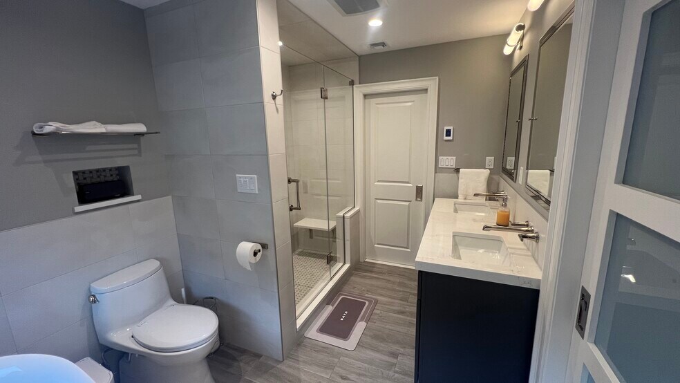 Full Bath - 15 Broadway