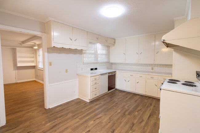 Building Photo - 2400 Hampstead Ln