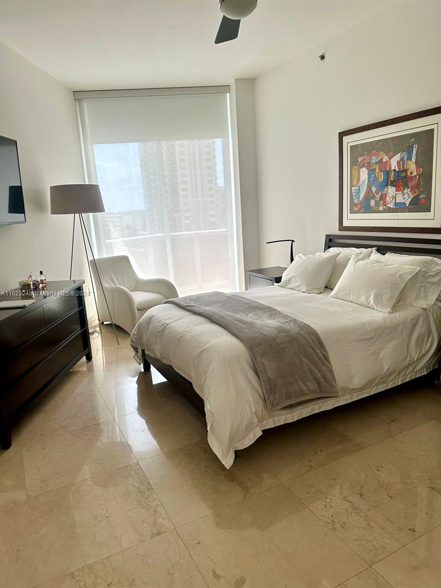 Building Photo - 15811 Collins Ave
