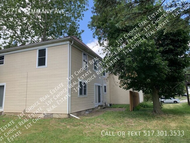 Building Photo - Spacious 3-BDR 1.5-BTH Duplex w/ Garage & ...