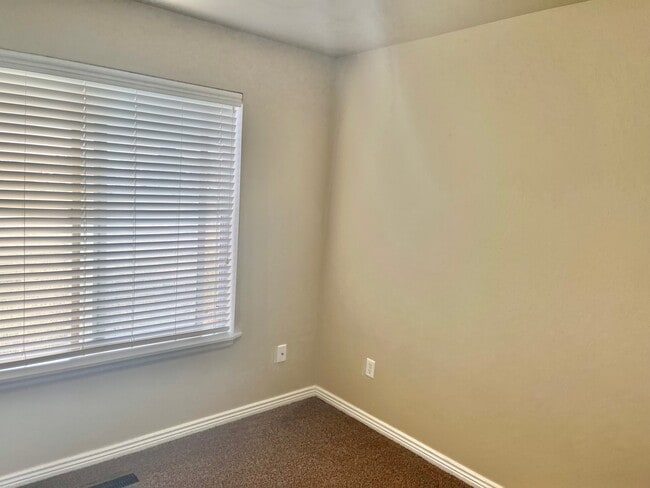 Building Photo - West Park Town House #55