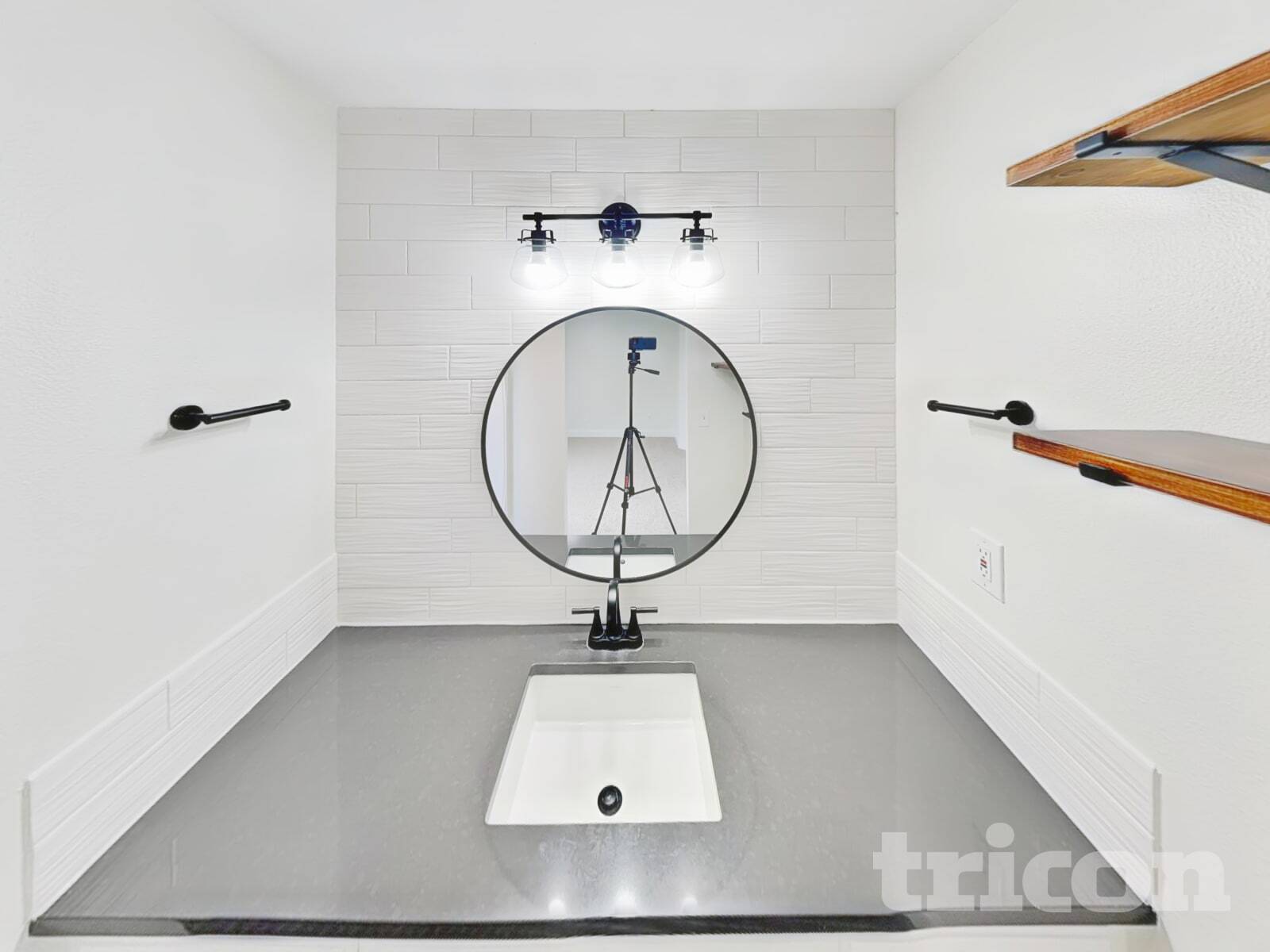 Building Photo - 407 SW Scotton Way