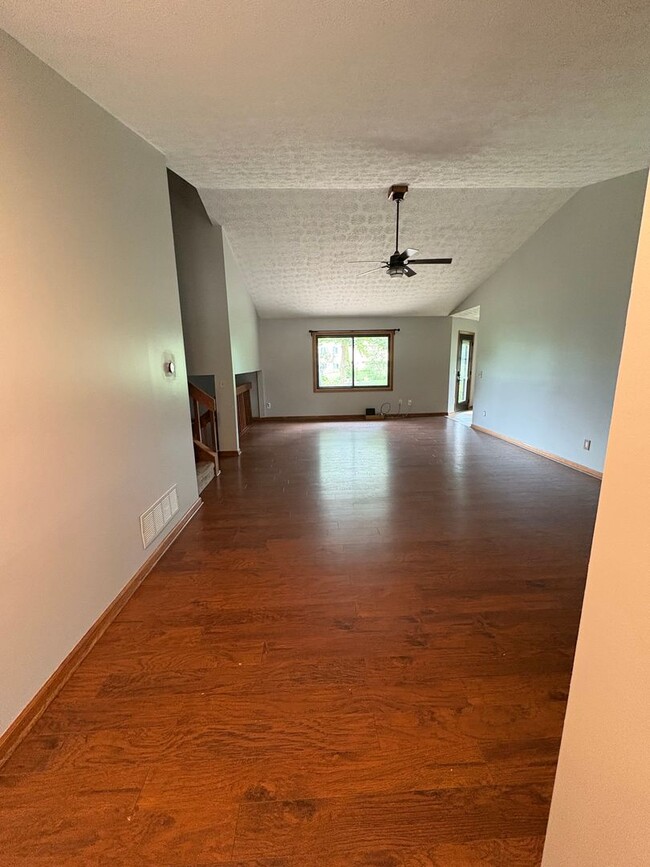 Building Photo - Beautiful Tri-level Home in Centerville