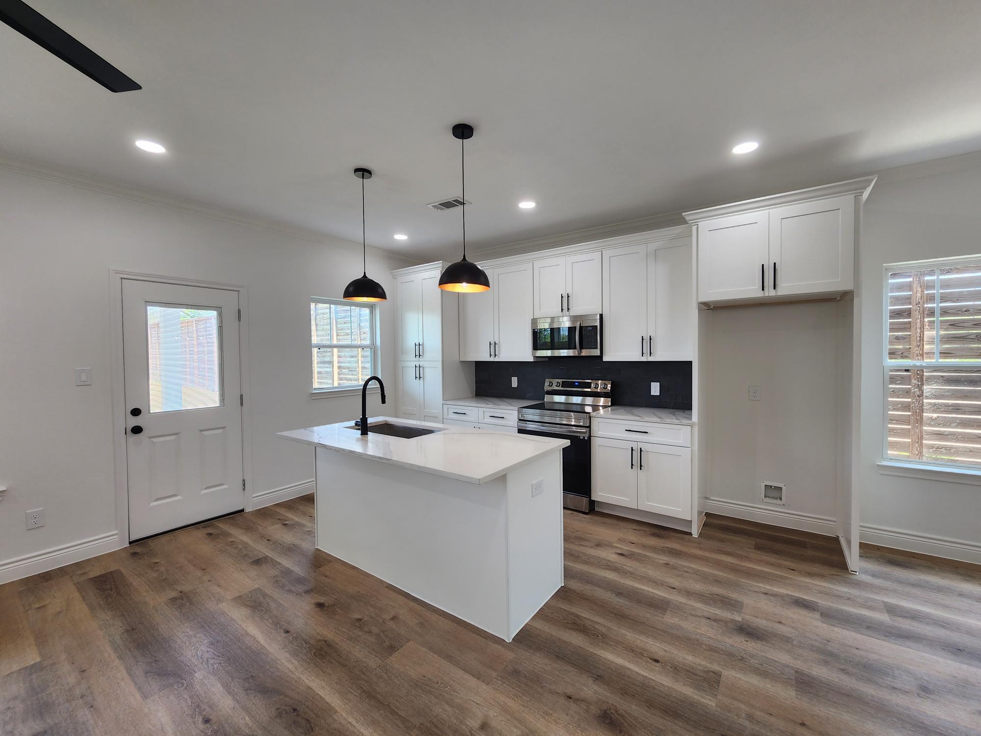 Building Photo - 922 W Austin St