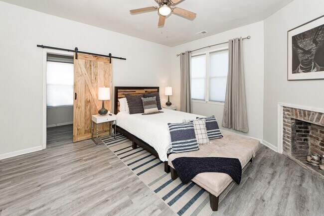 Building Photo - 3 BD 2.5 Bath Charming Home