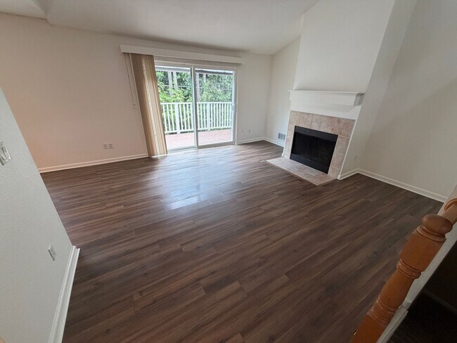 Building Photo - Charming Condo Located in the Highly Desirable Mountain Park Neighborhood of Lake Oswego.