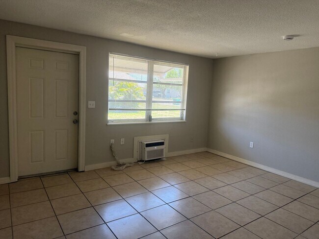 Building Photo - Palmetto Gardens 2/1 duplex