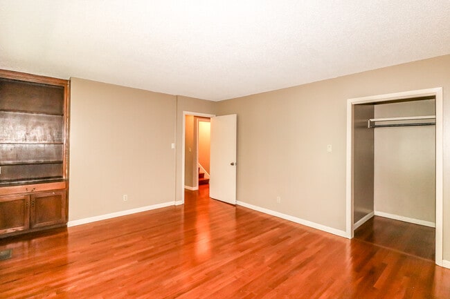 Building Photo - Beautiful 3 bedroom, 3 bath,  mother-in-law sweet with full kitchen in lower level.