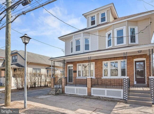 Building Photo - Charming 3BR House in Trenton