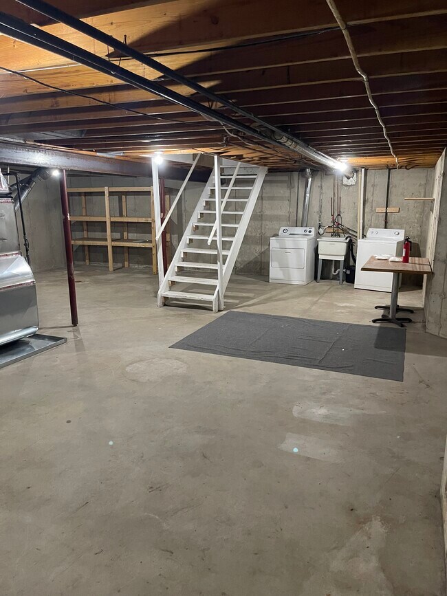 Building Photo - 4465 W Milham Ave
