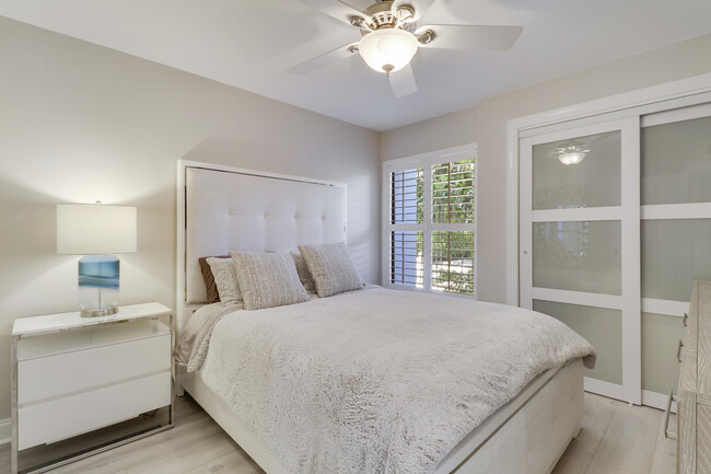 Building Photo - 515 Bay Colony Dr N