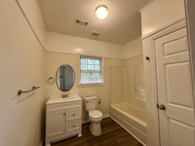 Building Photo - ADORABLE BUNGALOW!