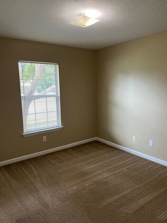 Building Photo - 204 Old Pond Dr