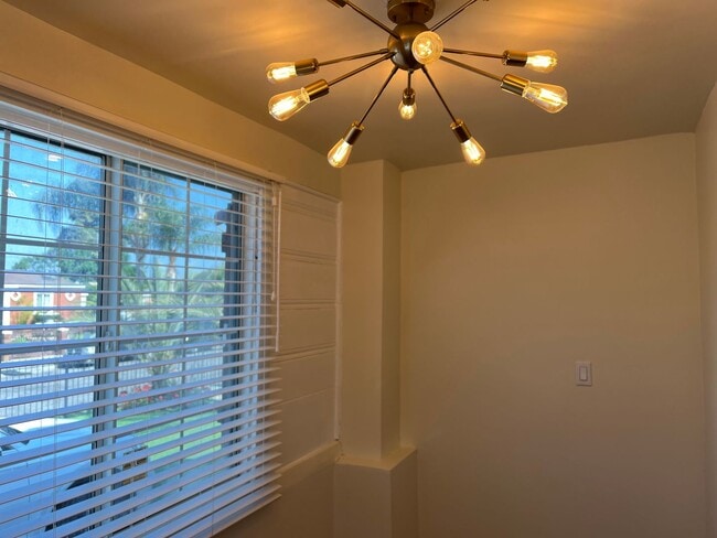 Building Photo - Beautifully Renovated 2 Bed / 1 Bath in Co...
