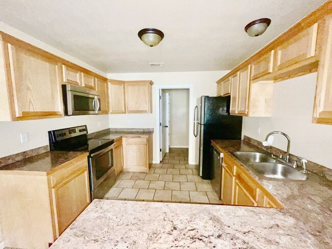 Building Photo - Cozy 3 bed, 2 bath duplex close in Silo Sc...