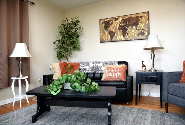 Building Photo - 2346 Pine St