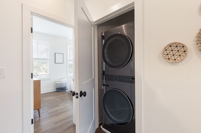 Building Photo - Stylish End-Unit Townhome Minutes From Gra...