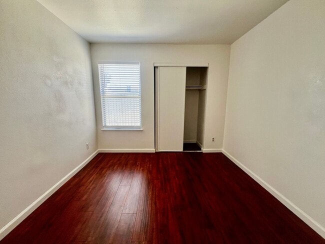 Building Photo - Duplex available in Little Saigon!