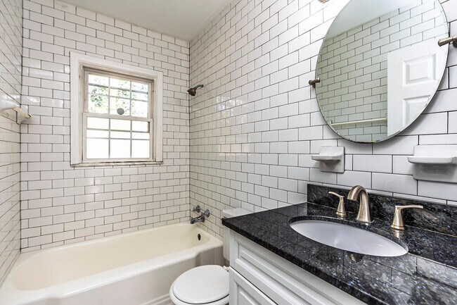 Building Photo - 2224 Harrodsburg Rd