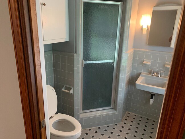 Building Photo - Charming 4B/3.5B Home!