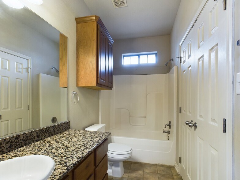 Building Photo - 422 Forest Dr Loop
