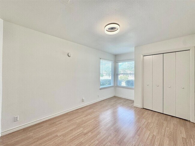 Building Photo - 1423 W Braker Ln